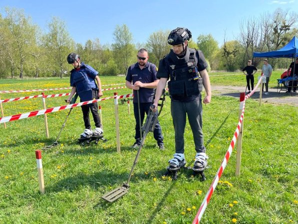 У Луцьку старшокласників вчать керувати дронами, стріляти, шукати вибухівку. ВІДЕО