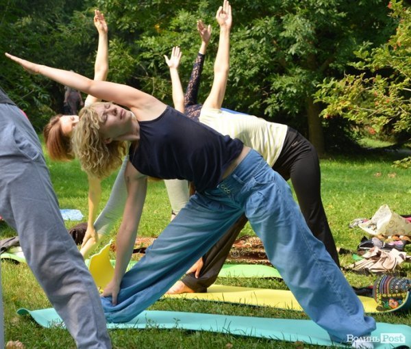 Осінь у Луцьку зустрічали йогою. ФОТО