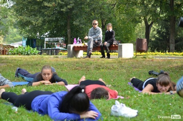 Осінь у Луцьку зустрічали йогою. ФОТО