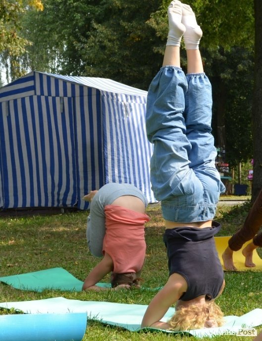 Осінь у Луцьку зустрічали йогою. ФОТО