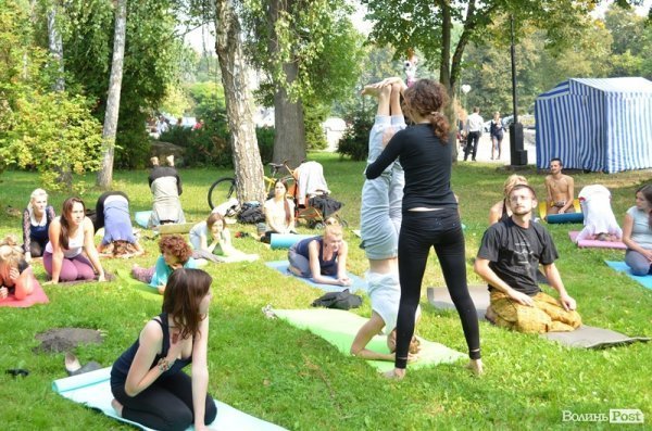 Осінь у Луцьку зустрічали йогою. ФОТО