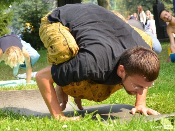Осінь у Луцьку зустрічали йогою. ФОТО