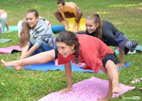 Осінь у Луцьку зустрічали йогою. ФОТО