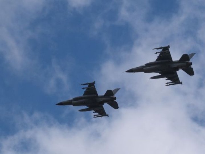 Українські F-16 три тижні тримали небо без ракет США, - Reuters