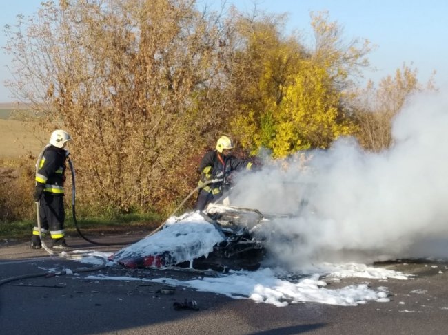 На трасі поблизу Рівного  вщент згорів автомобіль. ФОТО