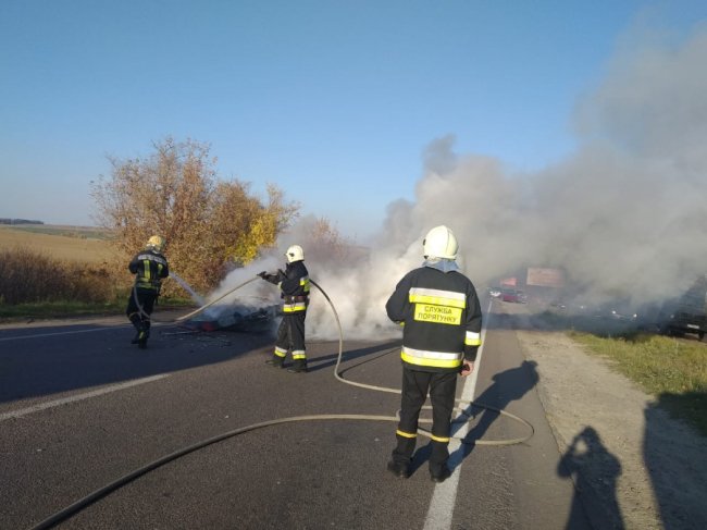 На трасі поблизу Рівного  вщент згорів автомобіль. ФОТО