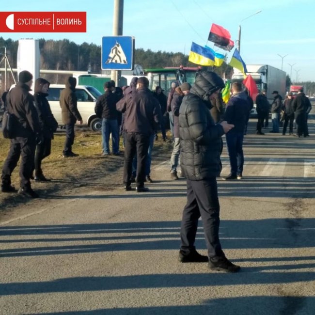 Волинські фермери перекрили трасу до «Ягодина». ФОТО
