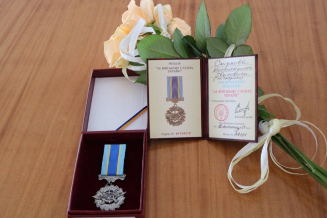 Батькам загиблого воїна з Волині Костянтина Смірнова вручили посмертну нагороду сина