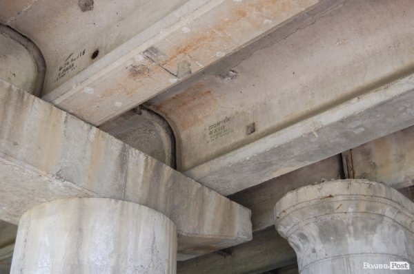 Луцькі «мости на мільйон» сипляться. ФОТО