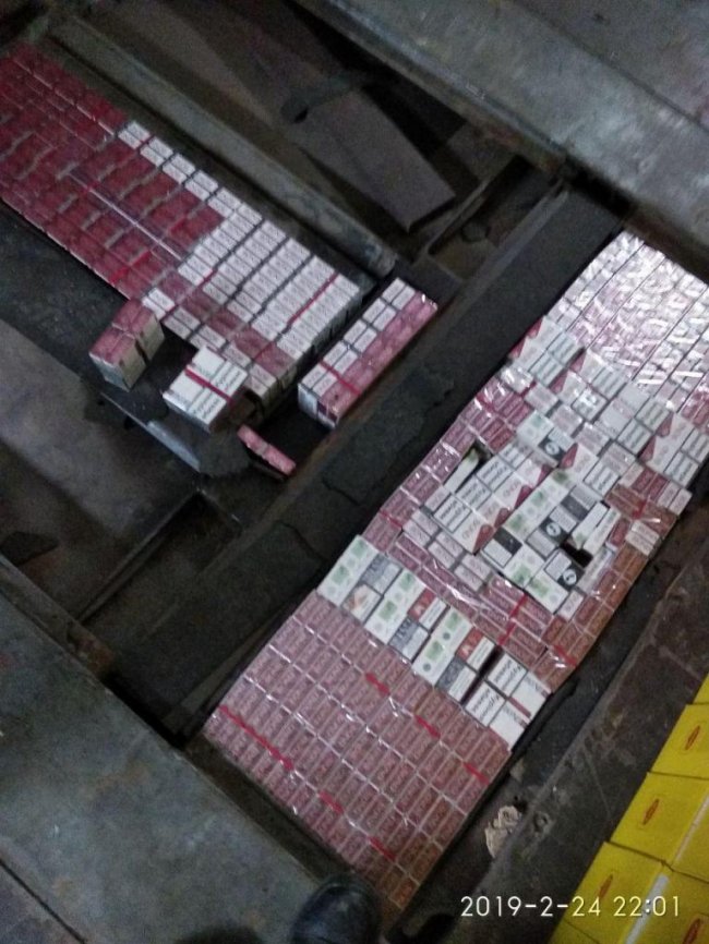 На «Ягодині» у двох фурах виявили контрабанду 