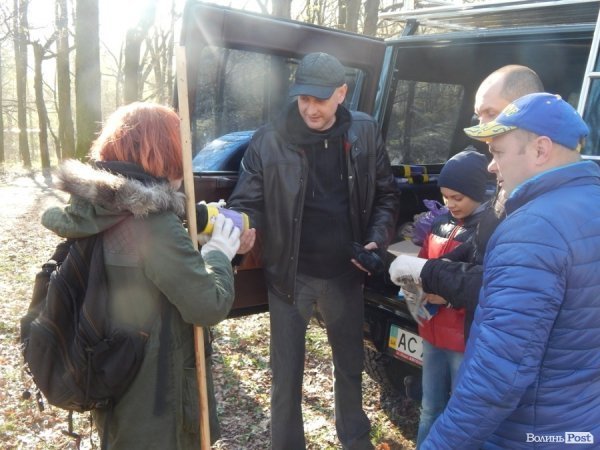 У Луцьку депутати, підприємці та школярі прибирали парк у мікрорайоні ЛПЗ. ФОТО