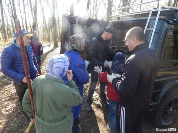 У Луцьку депутати, підприємці та школярі прибирали парк у мікрорайоні ЛПЗ. ФОТО