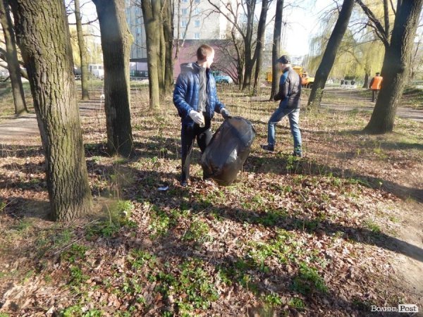 У Луцьку депутати, підприємці та школярі прибирали парк у мікрорайоні ЛПЗ. ФОТО