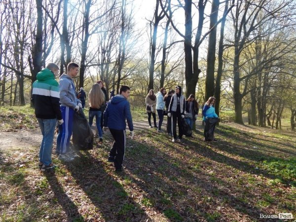 У Луцьку депутати, підприємці та школярі прибирали парк у мікрорайоні ЛПЗ. ФОТО