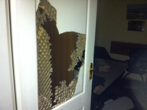 Фото розгромленого офісу