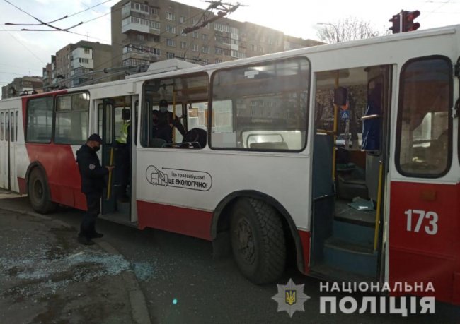 У Луцьку агресивний пасажир побив 4 вікна у тролейбусі. ФОТО