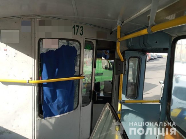 У Луцьку агресивний пасажир побив 4 вікна у тролейбусі. ФОТО