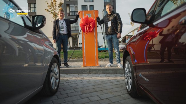 Жовтий дим, супергерої і райські яблука: як на «Супернові» святкували День сусіда. ФОТО*