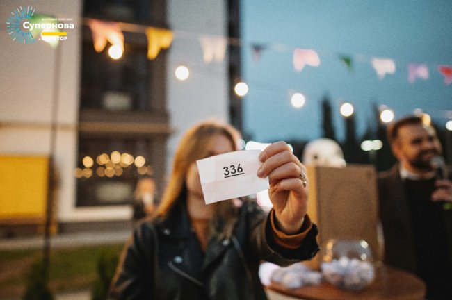 Жовтий дим, супергерої і райські яблука: як на «Супернові» святкували День сусіда. ФОТО*