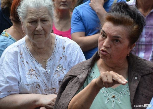 З будинку, що обвалився, виселяють людей