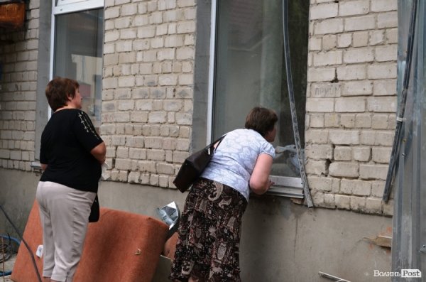 З будинку, що обвалився, виселяють людей