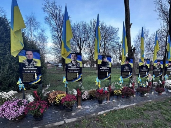 У селі на Волині п’яні чоловіки підпалили композиції на Алеї слави