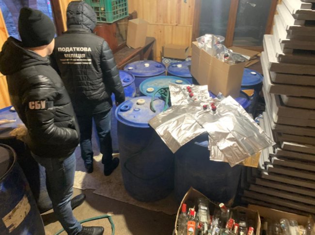 Зловили на «гарячому»: у Луцьку викрили підпільний алкоцех