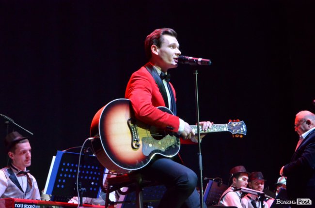 Новорічні хіти та казкова енергетика: як лучан розважали LeoBand Orchestra. ФОТОРЕПОРТАЖ