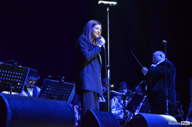 Новорічні хіти та казкова енергетика: як лучан розважали LeoBand Orchestra. ФОТОРЕПОРТАЖ