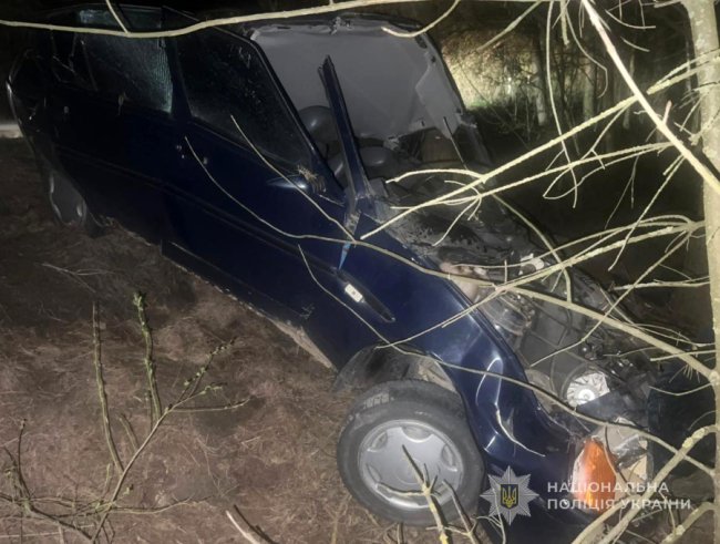 На Волині неповнолітній водій авто врізався у дерево: троє постраждалих, загинув 17-річний хлопець