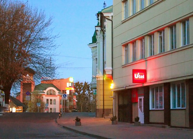 Навіть попри те, що вулиця має вигин, будинок з вежею все одно візуально 