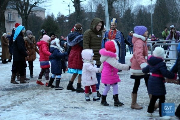 Селфі і співи: у Нововолинську засвітили головну ялинку