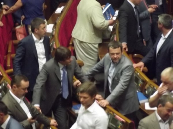 У Верховній Раді ‒ бійка. ФОТО. ВІДЕО