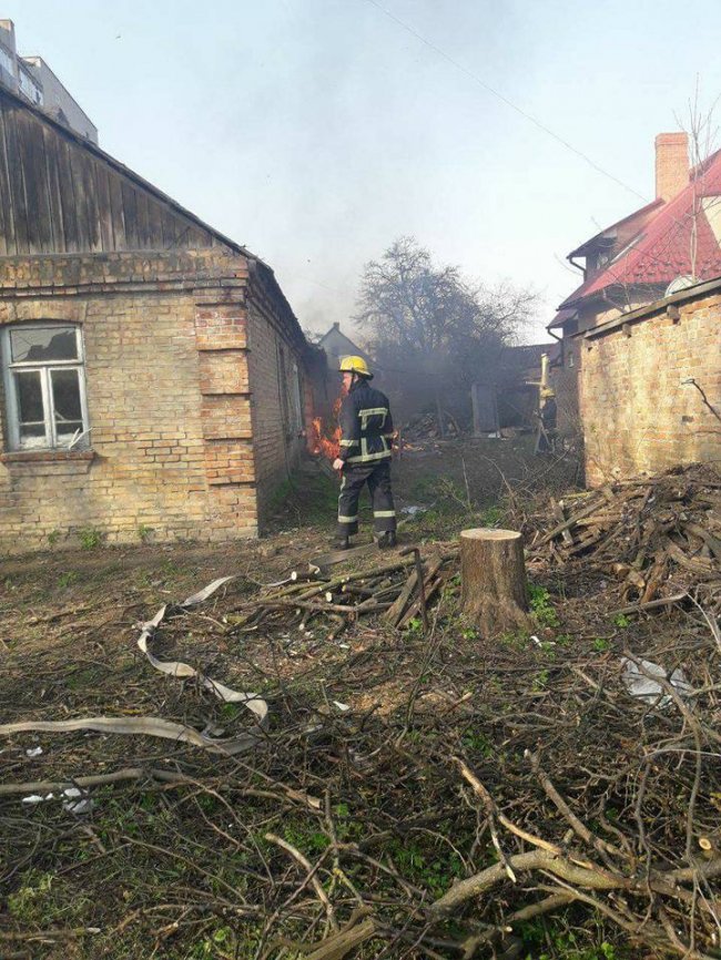 Через розведене багаття у Луцьку ледь не згорів будинок. ФОТО