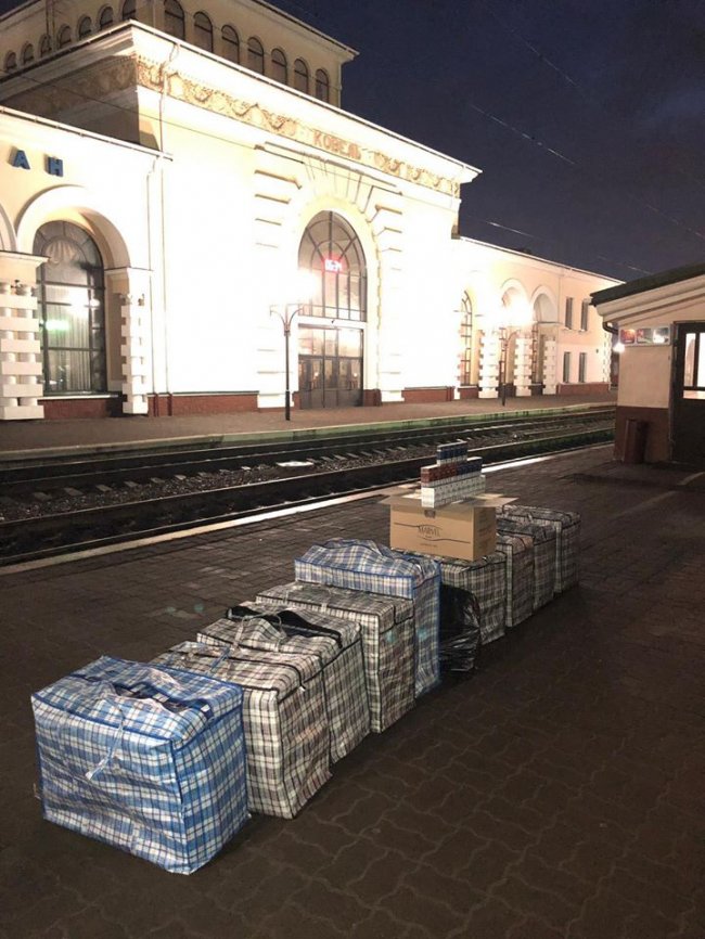 На ковельському вокзалі в поїзд «Варшава-Київ» хотіли запхати 11 000 пачок нелегальних сигарет. ФОТО