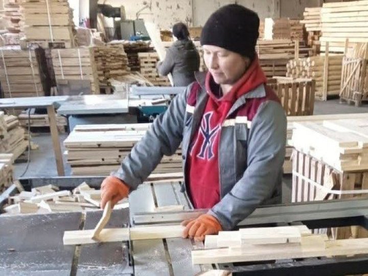 Опанувала нову професію: волинянка стала верстатницею на деревообробному підприємстві