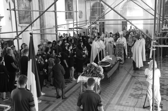 Лучани віддали останню шану полеглому на війні земляку