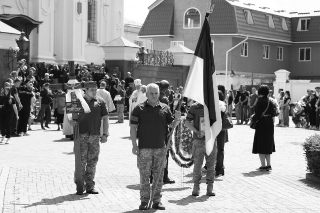 Лучани віддали останню шану полеглому на війні земляку