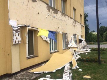 На Волині обвалилася частина утеплення з будівлі міської ради