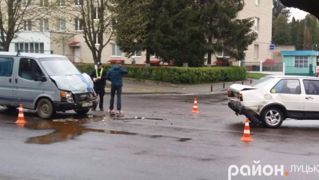 Аварія в Луцьку: бус врізався в легковик