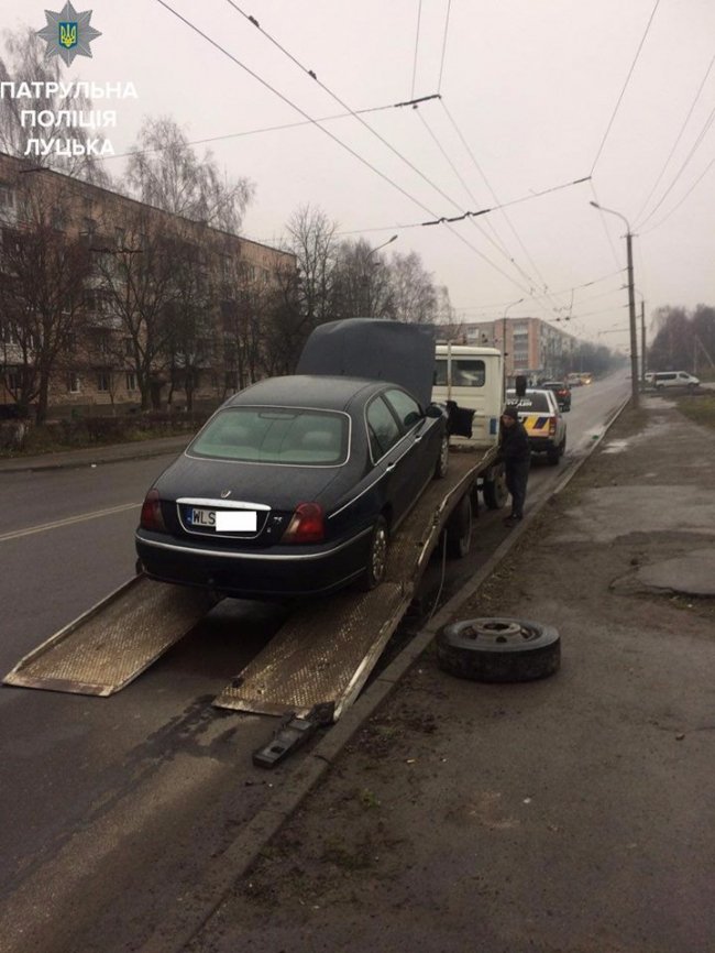 У Луцьку авто «знесло» огорожу, водій втік. ФОТО. ДОПОВНЕНО