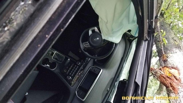 Поблизу Луцька водій легковика виїхав на зустрічну, протаранив припаркований автомобіль та злетів у кювет. ФОТО