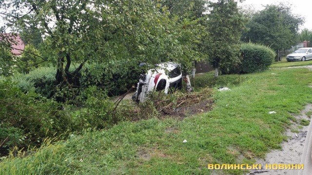 Поблизу Луцька водій легковика виїхав на зустрічну, протаранив припаркований автомобіль та злетів у кювет. ФОТО