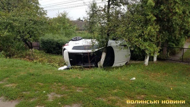 Поблизу Луцька водій легковика виїхав на зустрічну, протаранив припаркований автомобіль та злетів у кювет. ФОТО