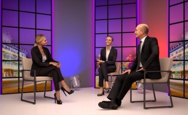 Остаточний варіант декорацій: на лівій та правій колоні зображений проспект Волі, а на центральній – проспект Грушевського