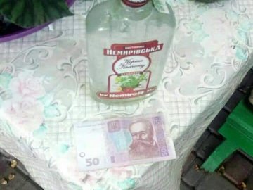 У Луцьку муніципали викрили жінку, яка торгувала сурогатом. ФОТО