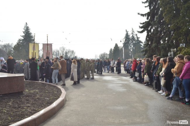 У Луцьку поклали квіти до пам’ятника Шевченку. ФОТО
