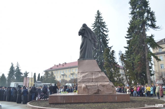 У Луцьку поклали квіти до пам’ятника Шевченку. ФОТО
