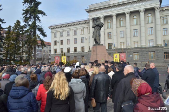 У Луцьку поклали квіти до пам’ятника Шевченку. ФОТО
