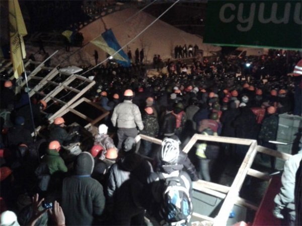 Штурм Євромайдану. ФОТО 